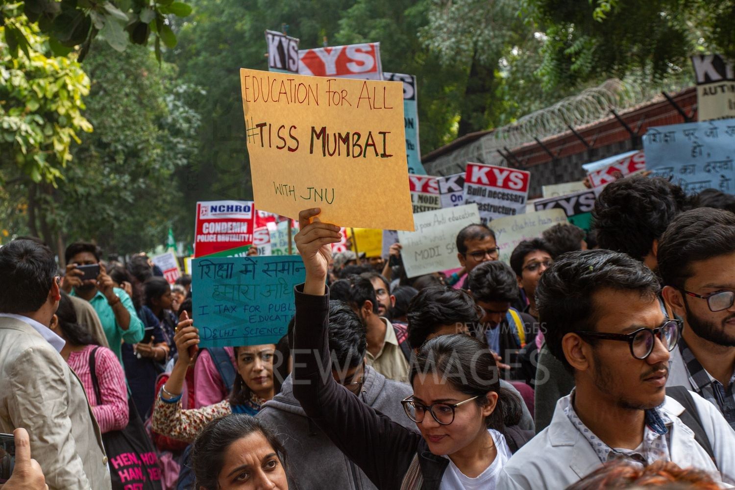 Students from Jawaharlal Nehru University & other Colleges protest in New Delhi, India, 23 November 2019 against fee hike and New Education Policy