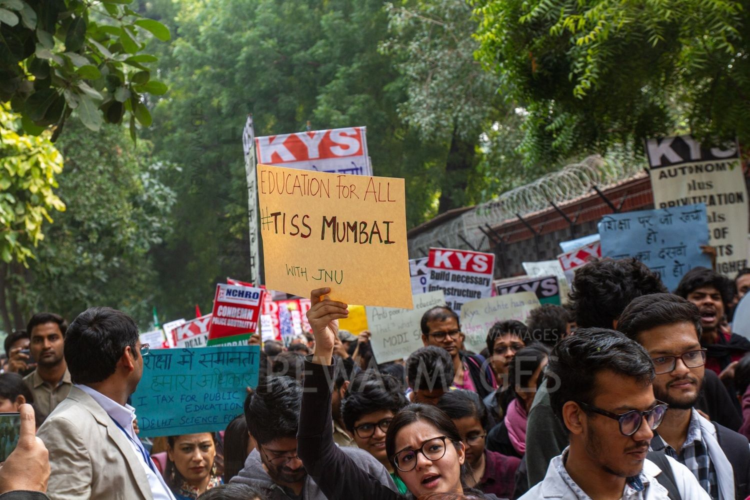 Students from Jawaharlal Nehru University & other Colleges protest in New Delhi, India, 23 November 2019 against fee hike and New Education Policy