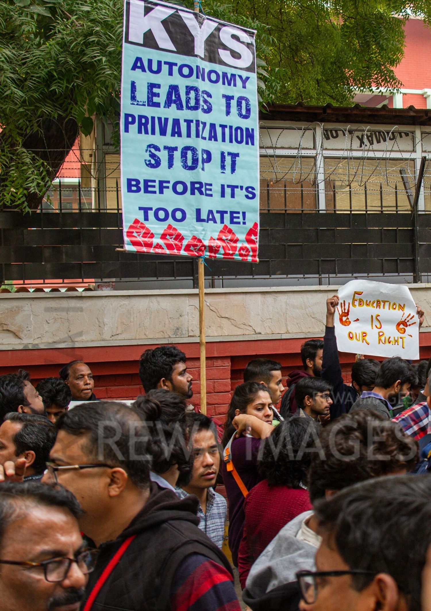 Students from Jawaharlal Nehru University & other Colleges protest in New Delhi, India, 23 November 2019 against fee hike and New Education Policy