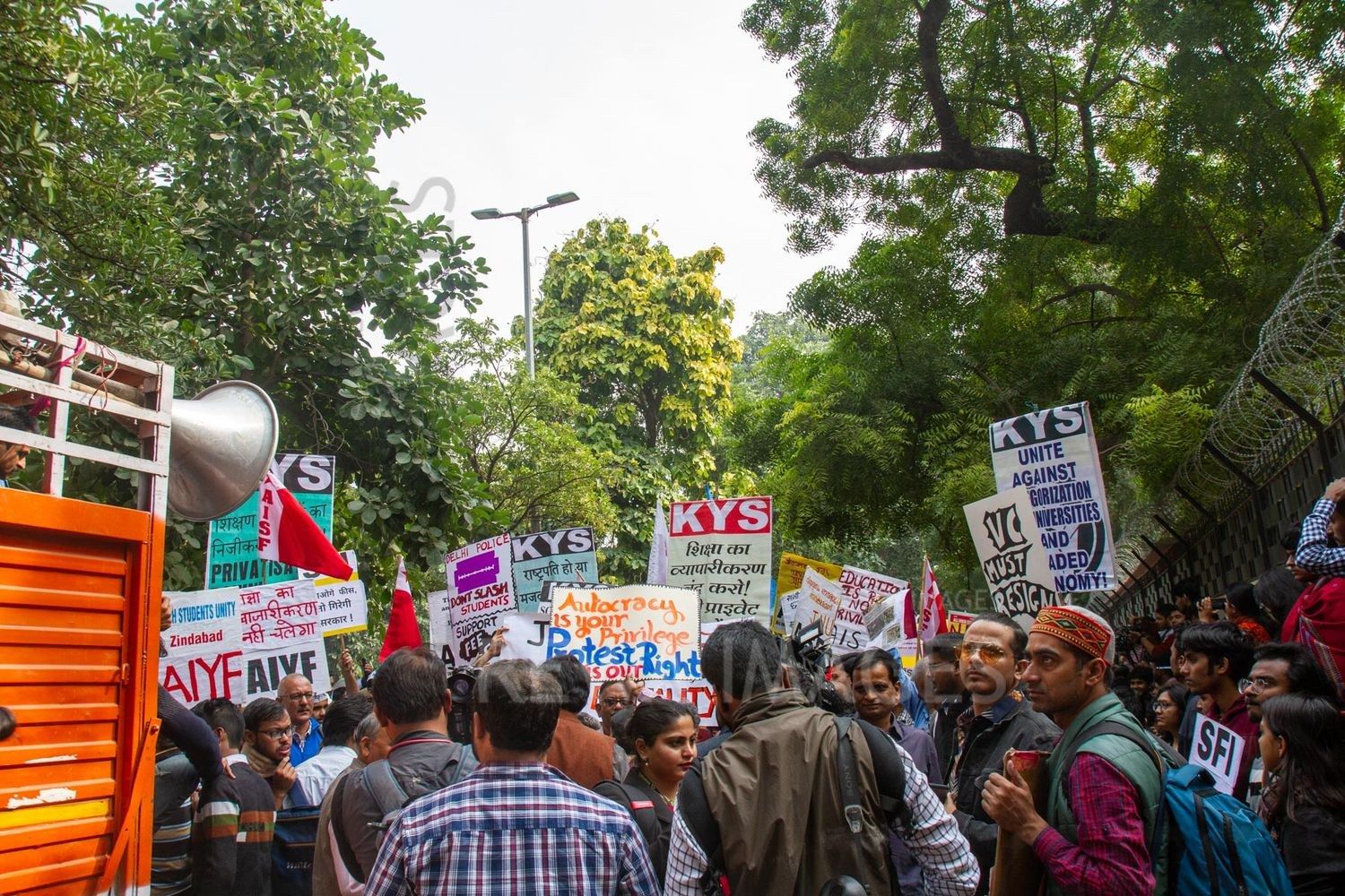 Students from Jawaharlal Nehru University & other Colleges protest in New Delhi, India, 23 November 2019 against fee hike and New Education Policy