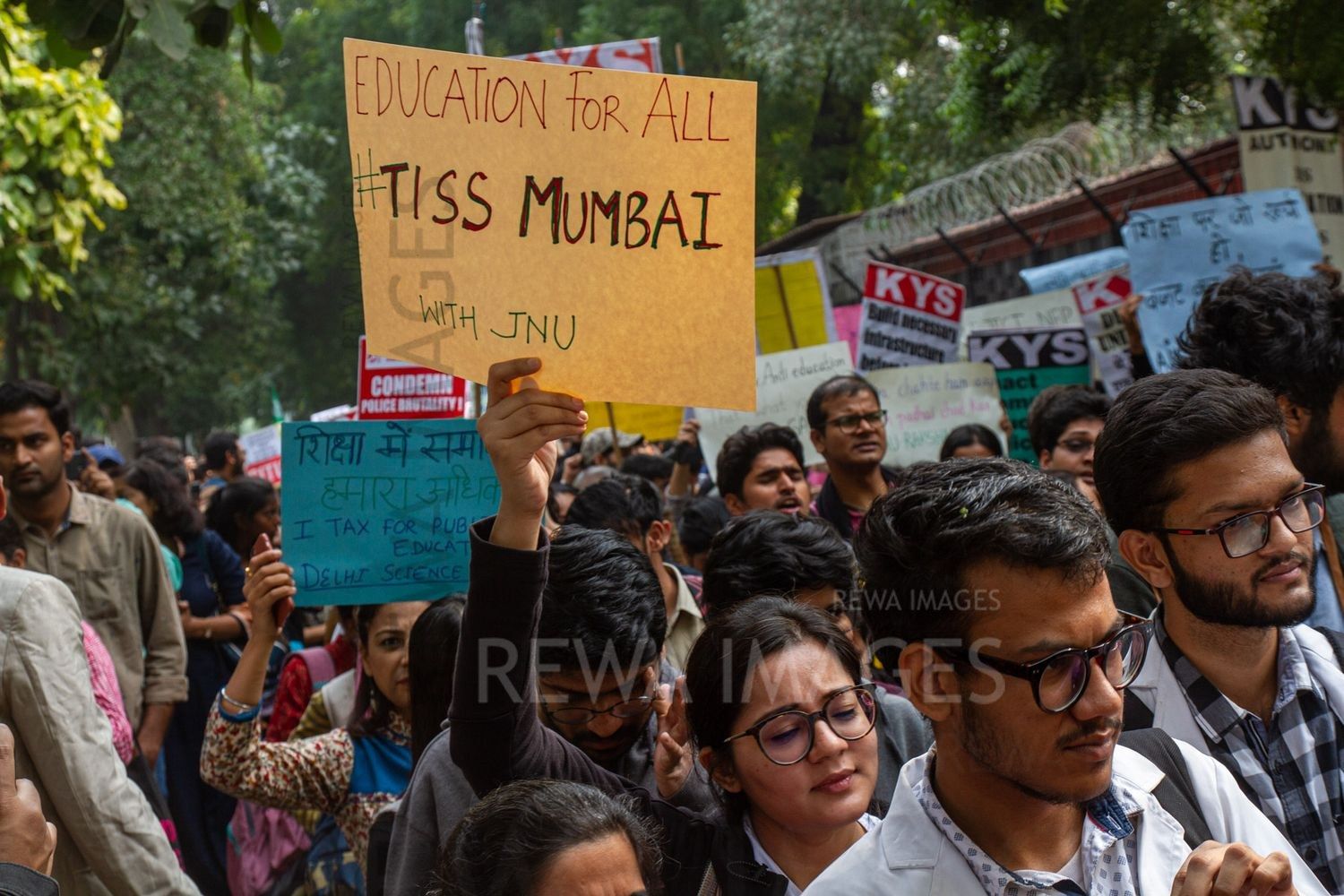 Students from Jawaharlal Nehru University & other Colleges protest in New Delhi, India, 23 November 2019 against fee hike and New Education Policy